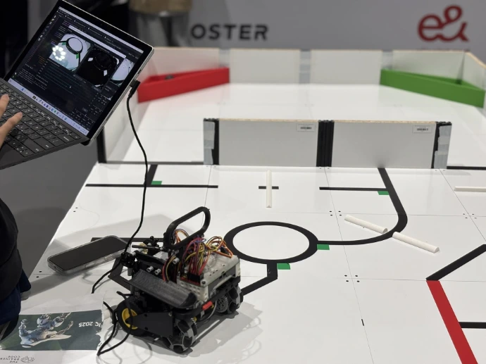 Picture of a Robot navigating a RobocupJunior Rescue Field