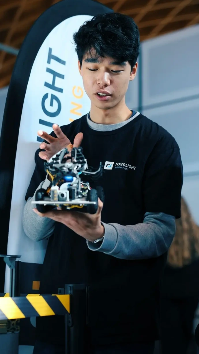 Photo: Rightvision Studios GbR A men holding a robot